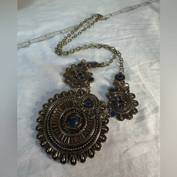 Long heavy goldtone medallion necklace - Picture 6 of 6